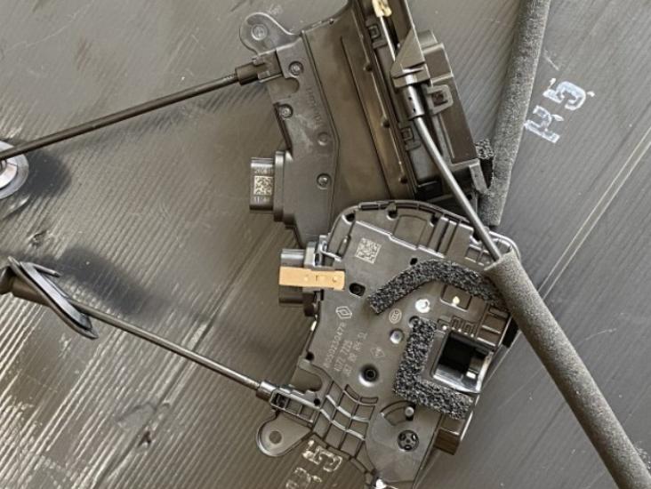 OEM-805023047R Ön Sol Elektrikli Kapı Kilidi